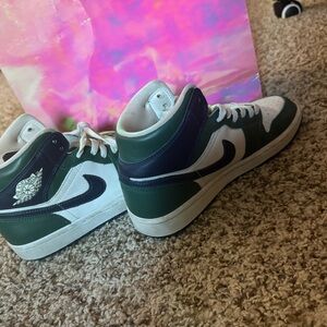 Nike air jordan green high top dunks women's 7.5
